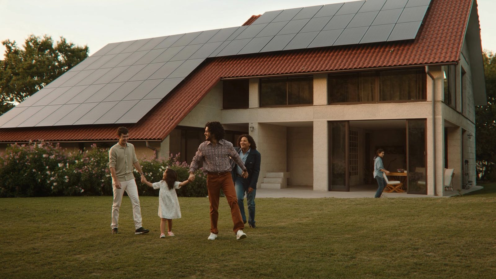 Placas solares instaladas en la cubierta de una vivienda gallega